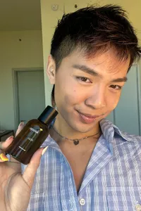 A person holding the Aesop Rōzu