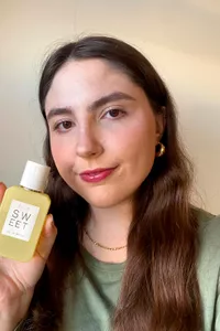 A person holding the Ellis Brooklyn Sweet