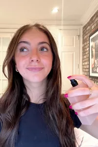 A person spray the Gucci Bloom Eau De Toilette